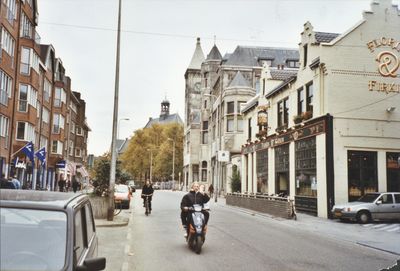 605966 Gezicht in de Nobelstraat te Utrecht, met aan de rechterkant café Florin & Firkin.